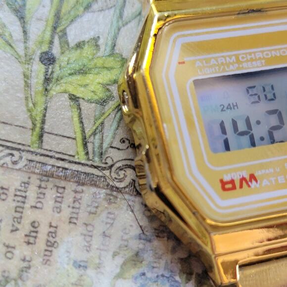 Vintage Watches Gold Digital LCD Quartz Alarm Chrono Retro Watch 1980s Style - Picture 2 of 10